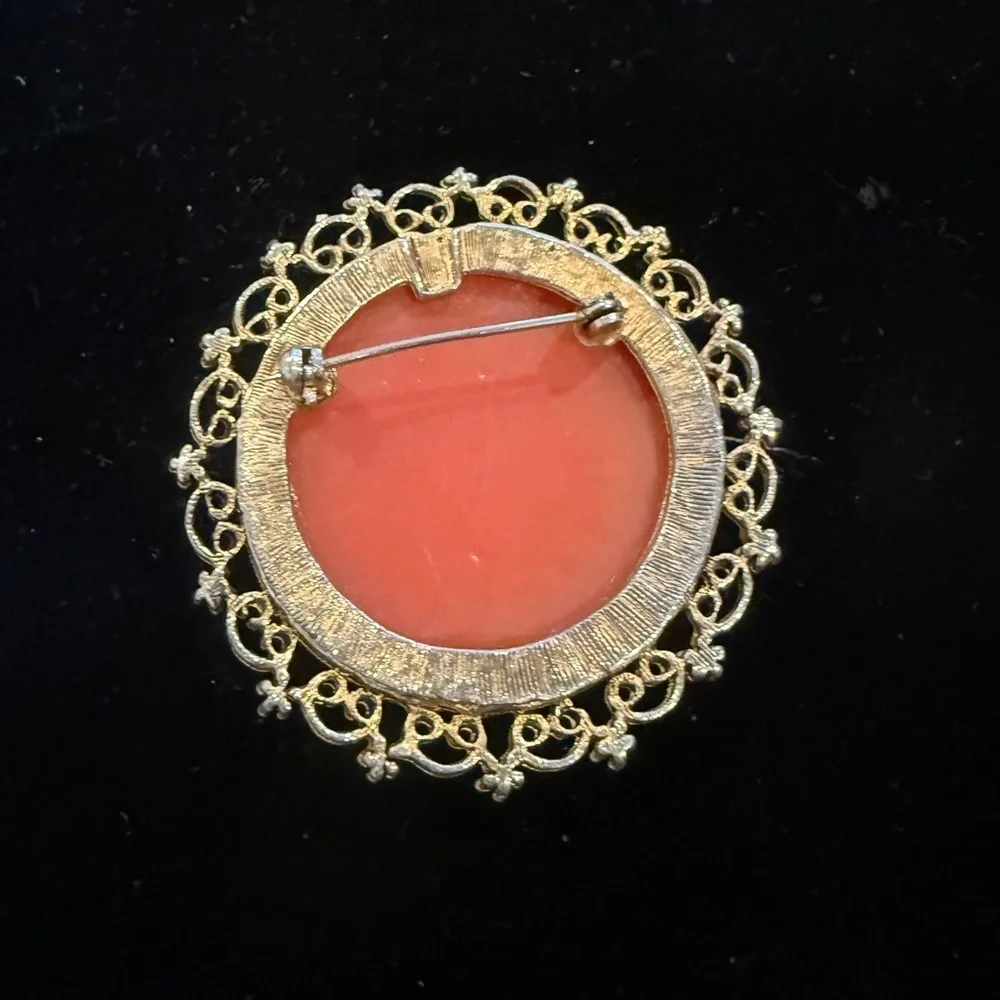 Vintage Cameo Brooch‎ with Gold Filigree
